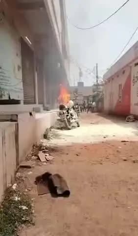 గన్నవరం: అంబాజీపేటలో తృటిలో తప్పిన ప్రమాదం, బుల్లెట్ బైక్ దగ్ధం
