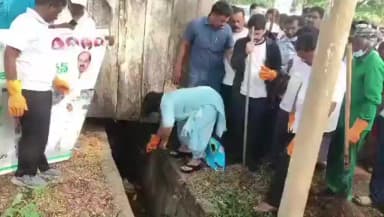 అనకాపల్లి: స్వచ్ఛత కార్యక్రమంలో పాల్గొని మురుగు కాల్వను శుభ్రం చేసిన జిల్లా కలెక్టర్ విజయ్ కృష్ణ