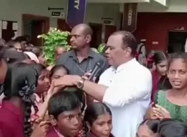 నల్గొండ: బొట్టుగూడలోని కోమటిరెడ్డి ప్రతీక్ ప్రభుత్వ పాఠశాల విద్యార్థులతో ముచ్చటించిన మంత్రి కోమటిరెడ్డి వెంకటరెడ్డి