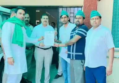 @नोएडा : देश में बेहतर दंत चिकित्सा देने के नाम पर खोली जा रही श्रृंखलाओं की जांच के लिए गृहमंत्री भारत सरकार के नाम ज्ञापन। कई शहरों में एक मुश्त पैसे लेने के बाद क्लीनिक बंद हो गई।
#Noida: A memorandum has been submitted to the Home Minis