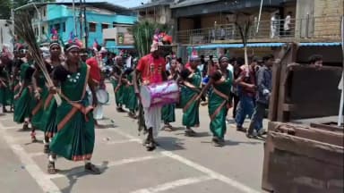 ବଲାଙ୍ଗୀର: ରାଧାରାଣୀପଡ଼ା ଓ ଗାନ୍ଧୀନଗରପଡ଼ା ଶୀତଳ ଷଷ୍ଠୀ ଶୋଭାଯାତ୍ରାରେ ଦୁଲୁକିଲା ବଲାଙ୍ଗୀର ସହର