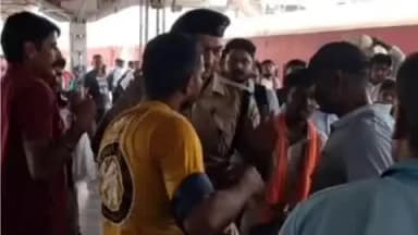 जगदीशपुर: भागलपुर रेलवे स्टेशन के प्लेटफार्म संख्या एक शुक्रवार की दोपहर अचानक कुरुक्षेत्र के मैदान में बदल गया