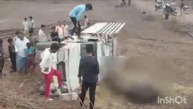बेमेतरा: अतरिया गांव के पास मवेशियों से भरी पिकअप पलटी, 2 भैसों की मौत; चालक वाहन छोड़कर फरार