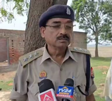 #Azamgarh: थाना कप्तानगंज क्षेत्रान्तर्गत ग्राम अलवनी में पति-पत्नी के मध्य हुई मारपीट में पत्नी की उपचार के दौरान मृत्यु, घायल पति लखनऊ रेफर, शव को कब्जे में लेकर पोस्टमार्टम की कार्यवाही प्रचलित, क्षेत्राधिकारी अजय प्रताप सिंह की बाइट ।
@Uppolice
@adgzonevaranasi
@digazamgarh https://t.co/MPZ45m4Scb