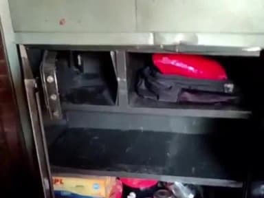 महमूदाबाद: शमशाबाद में चोरों का आतंक, घर से डेढ़ लाख रुपये नकद व जेवरात चोरी, रात के अंधेरे में दिया वारदात को अंजाम