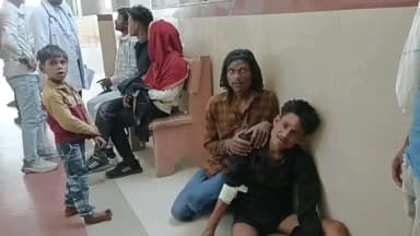 दतिया नगर: बरातियों से भरी पिकअप पलटी, एक की मौत, 12 घायल, जिला चिकित्सालय में इलाज जारी, घायलों में बच्चे, युवा और बुजुर्ग शामिल।