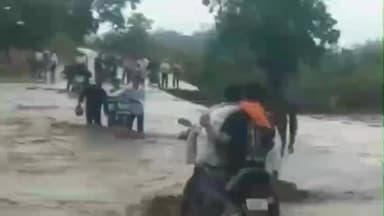 कवर्धा: आगर नदी में तेज बारिश से आई उफान, जान जोखिम में डालकर रपटा पार कर रहे लोग