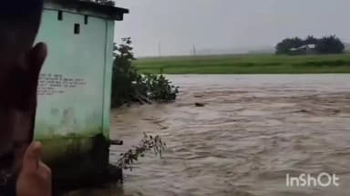 ধেমাজি: জোনাইৰ গালিঘাটত দেপি নদীৰ খহনীয়াৰ তা*ণ্ডৱ৷
খহনীয়াত জাহ গ’ল ৭ টাৰো অধিক পৰিয়ালৰ ঘৰ-বাৰী৷