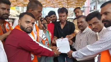 सुवासरा: अवैध रूप से बिक रही गली मोहल्ले में शराब बिक्री को लेकर ठेकेदार का लाइसेंस निरस्त करने की शिवसेना द्वारा मांग की