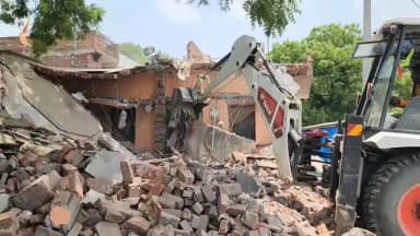 उन्नाव: उन्नाव के थाना गंगाघट क्षेत्र में मिश्रा कालोनी में नवीन गंगापुल निर्माण कार्य को लेकर कई घरों पर गरजा बुलडोजर