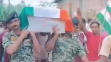 নবগ্রাম: গান স্যালুট ও চোখের জলে বিদায় নিলেন নবগ্রামের বিএসএফ জওয়ান নিমাই মণ্ডল