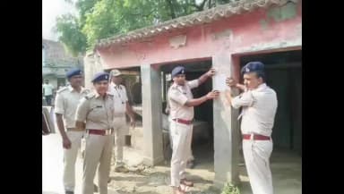 नौतन: ठाकुर के रामपुर गांव निवासी बुलेट अंसारी हत्याकांड में नामजद फरार आरोपितों के घर पुलिस ने चिपकाए इश्तेहार