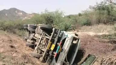 नीम का थाना: स्टालोदड़ा गांव में डस्ट से भरा ट्रेलर पलटा, टला बड़ा हादसा