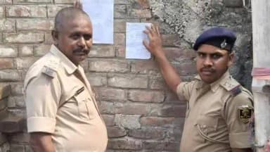 सुप्पी: पुलिस मुखबिरी में रामाशंकर राय की हुई हत्या मामले में मुख्य शूटर बुधन ठाकुर के घर पुलिस ने इश्तिहार चिपकाया