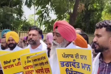 ਮਲੋਟ: ਪਿੰਡ ਬਾਦਲ ਵਿਖੇ 'ਆਪ' ਦੇ ਰੋਸ਼ ਪ੍ਰਦਰਸ਼ਨ 'ਚ ਲੱਗੇ ਅਕਾਲੀ ਦਲ ਜਿੰਦਾਬਾਦ ਦੇ ਨਾਰੇ