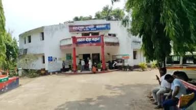 मरकच्चो: थाना क्षेत्र के बको नावाडीह के समीप अंचलाधिकारी और थाना प्रभारी ने अवैध बालू लदे दो ट्रैक्टरों को किया जप्त