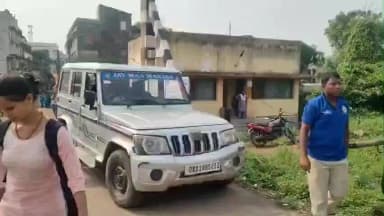 নারায়ণগড়: বেলদায় রেলগেটের ভেতর আটকে গেলো বুলেরো গাড়ি,থমকাল বন্দে ভারত এক্সপ্রেস ট্রেনের গতি!