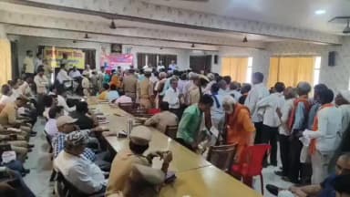 सवायजपुर: अवैध कब्जों पर सख्त कार्रवाई के निर्देश, बिजली, पेंशन और राशन शिकायतों पर डीएम ने सवायजपुर में की सख्ती