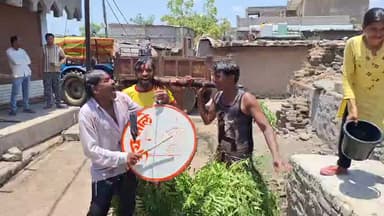 मालेगाव: पाऊस पडावा यासाठी किन्हीराजा येथे तरुणांनी "धोंडी धोंडी पाणी दे" चे साकडे निसर्गाला घातले.
