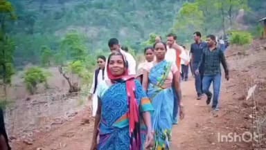 सीतापुर: सीतापुर विधायक का वीडियो आया सामने, पहाड़ से सटे गांव पहुंचे, बच्चों और जनताओं से की भेंट, वीडियो हो रहा वायरल