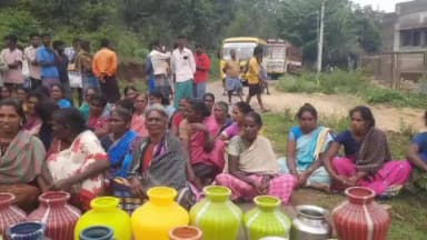 கல்வராயன் மலை: மணியார் பாளையம் பிரிவு சாலையில் 15 நாட்களாக குடிநீர் வழங்கப்படாத கண்டித்து அரசு பேருந்து சிறைபிடித்து சாலை மறியல்