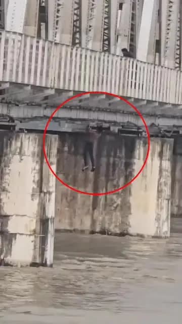 রাজগঞ্জ: তিস্তা রেলসেতুতে ঝুলে পুল-আপ, ভাইরাল ভিডিও ঘিরে চরম উদ্বেগ
