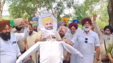 ਕਪੂਰਥਲਾ: ਨਡਾਲਾ ਚ ਵਿਧਾਇਕ ਸੁਖਪਾਲ ਸਿੰਘ ਖਹਿਰਾ ਨੇ ਮੁੱਖ ਮੰਤਰੀ ਭਗਵੰਤ ਮਾਨ ਦਾ ਪੁਤਲਾ ਸਾੜ ਕੇ ਕੀਤਾ ਰੋਸ ਪ੍ਰਦਰਸ਼ਨ
