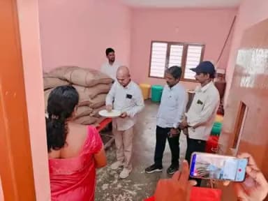 మహబూబ్ నగర్ అర్బన్: రాష్ట్ర పౌర సరఫరాల శాఖ అధికారుల బృందం జిల్లా కేంద్రంలో పాఠశాలలు, కళాశాల రేషన్ దుకాణాలను ఆకస్మిక తనిఖీలు