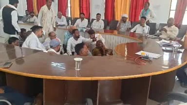 मानिकपुर: चित्रकूट के मानिकपुर लेखपाल पर पैसे लेकर कामना करने का आरोप, संपूर्ण समाधान दिवस पर धरने में बैठे अधिवक्ता