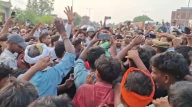 घोसी: पीढ़वल मोड़ पर भीषण सड़क हादसे में एक महिला की मौत, पुलिस ने शव को भेजा पोस्टमार्टम, जांच में जुटी