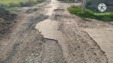 किशनी: किशनी-शमशेरगंज मार्ग की बदहाल स्थिति से राहगीर परेशान, बन चुकी है हादसे की सड़क