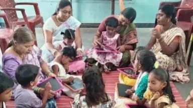 భిక్కనూర్: ప్రభుత్వ ప్రైమరీ పాఠశాలలో చిన్నారులతో అక్షరాలు దిద్దించిన గ్రామ సర్పంచ్ రేఖ