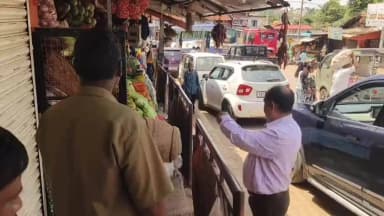 ವಿರಾಜಪೇಟೆ: ಪಟ್ಟಣದ ಫುಟ್ ಪಾತ್ ನಲ್ಲಿ ಅಂಗಡಿಗಳಲ್ಲಿನ ಸಾಮಾನು ತೆರವಿಗೆ ಮುಂದಾದ ವಿರಾಜಪೇಟೆ ಪುರಸಭೆ