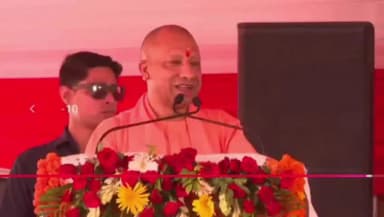 महरौनी: ललितपुर पहुंचे मुख्यमंत्री ने भाषण में महरौनी विधायक मनोहर लाल पंथ से परिवारवाद से बचने की अपील की, वीडियो हुआ वायरल