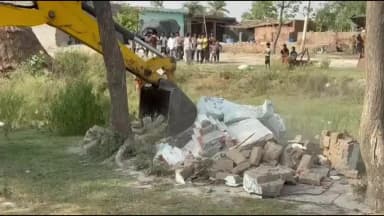 संभल: ईकोना गांव में सरकारी जमीन पर अवैध कब्जा कर बनाई गई मजार और 6 कब्र को प्रशासन के बुलडोजर ने ध्वस्त किया