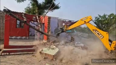 खटीमा: नानकमत्ता में हिस्ट्रीशीटर के अवैध निर्माण पर चला बुलडोजर