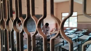 शिरपूर: 'नीट'ची अग्निपरीक्षा: धुळ्यात सीआयएसएफच्या पहाऱ्यात ३,४३२ विद्यार्थी देणार परीक्षा.