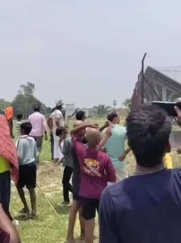 धनघटा: कार्रवाई में देरी से नाराज महिला ने मोबाइल टावर पर चढ़कर किया प्रदर्शन, धनघटा पुलिस के आश्वासन पर उतरी नीचे
