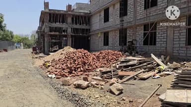 शाहपुर: करोड़ों की लागत से शाहपुर में बना रहे पीएम श्री विद्यालय और छात्रावास लाल ईटो का उपयोग विभाग लापरवाह