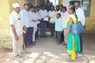 ಹುಣಸಗಿ: ವಿಕಲಚೇತನರ ಸ್ಥಗಿತಗೊಂಡ ಪಿಂಚಣಿ
ಮರು ಚಾಲನೆಗೆ ಆಗ್ರಹಿಸಿ ಪಟ್ಟಣದಲ್ಲಿ ತಹಶೀಲ್ದಾರರಿಗೆ ಮನವಿ