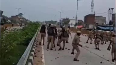 घोसी: पीढ़वल मोड़ पर महिला की मौत के बाद पुलिस और ग्रामीणों के बीच पथराव, सोशल मीडिया पर वीडियो हुआ वायरल