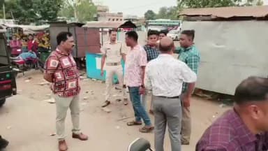 ବରଗଡ: ପ୍ରାଇଭେଟ ବସଷ୍ଟାଣ୍ଡ ମୁଖ୍ୟ ରାସ୍ତା କଡ଼ରେ ମଦ ବିକ୍ରି କରୁଥିବା ବେଳେ 3 ଜଣଙ୍କୁ ଅବକାରୀ ବିଭାଗ ପକ୍ଷରୁ ଗିରଫ କରାଯାଇଥିବା ନେଇ ସୂଚନା