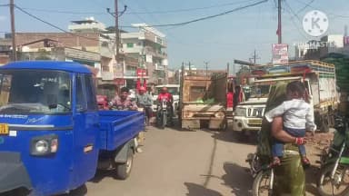 पिछोर: सहकारी बैंक से कॉलेज चौराहे तक लगा भीषण जाम: प्राइवेट खाद दुकान के कारण रोज फंसते हैं वाहन, जिम्मेदार मौन