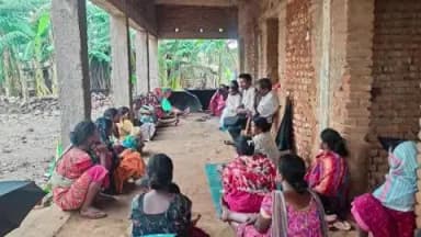 बिशुनपुर: अमतीपानी सखुवा पानी से पकड़ी पाठ जान जोखी में डाल स्कूल बस पर सवारी करने पर बच्चे है मजबूर