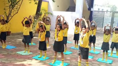 घाटशिला: किडजी एलिमेंट्री स्कूल में उत्साह के साथ मनाया गया योग दिवस