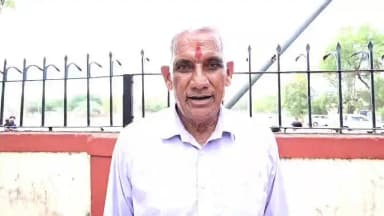 *सफलता की कहानी*
परंपरागत कृषि विकास योजना से बदली खेती की दिशा
जैविक खेती अपनाकर अन्य किसानों के लिए प्रेरणा बने आदिराम रावत
परंपरागत कृषि विकास योजना से जुड़कर शिवपुरी के किसान आदिराम रावत अपनी दो एकड़ भूमि पर जैविक खेती कर रहे हैं। योजना के माध्यम से उन्हें खेती के बारे में वैज्ञानिक विधि और तकनीकी मार्गदर्शन प्राप्त हुआ, जिससे वे जीवामृत, घनजीवामृत और नीमास्त्र का स्वयं निर्माण कर देशी गाय के गोबर व गौमूत्र से खेती कर रहे हैं।
उनके मार्गदर्शन से क्षेत्र के अन्य किसान भी इसे अपनाने लगे हैं, जिससे किसानों की लागत घटी है और उत्पादन में सुधार हुआ है।
CM Madhya Pradesh
Jansampark Madhya Pradesh
Department of Agriculture, Madhya Pradesh
#SuccessStory
#shivpuri