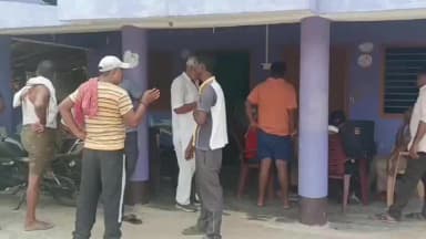 धरहरा: झाड़ी में मिला युवक का शव, हत्या की आशंका से गांव में सनसनी,सिर और पैर पर मिले चोट के निशान, एफएसएल टीम ने जुटाए साक्ष्य