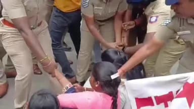 திண்டுக்கல் கிழக்கு: நீட் தேர்வை ரத்து செய்ய வலியுறுத்தி தலைமை தபால் நிலையம் முன்பாக SFI யினர் முற்றுகை 20க்கும் மேற்பட்டவர்கள் கைது செய்த போலீசார்