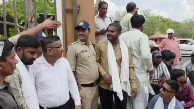 खंडवा: एसपी ऑफिस पर हिंदू संगठनों का 3 घंटे हंगामा: TI को हटाने की मांग, मारपीट केस की FIR पर फूटा गुस्सा