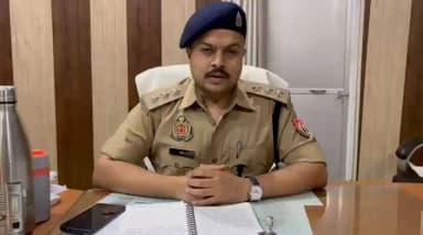 #थाना_मेहनगर क्षेत्र में युवती की गुमशुदगी व हत्या के मामले का सफल अनावरण।
मुख्य आरोपी मनोज यादव गिरफ्तार।
आरोपी की निशानदेही पर जहानागंज क्षेत्र से युवती का कंकाल बरामद, जिसकी पहचान परिजनों ने कपड़ों व आभूषणों से की। मामले में विधिक कार्रवाई जारी। के सम्बन्ध में क्षेत्राधिकारी लालगंज का आधिकारिक वक्तव्य।
#UPPolice
#CrimeUpdate
#ActionAgainstCrime
@Uppolice
@ADGZonPrayagraj
@digazamgarh